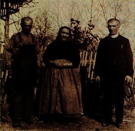 L'abbé Jules-Joseph Pirlot avec deux colons hongrois - circa 1905.