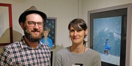 Cédric Mayen et Lucy Mazel devant l’original de la couverture d’Edelweiss. PHOTO B. R.
