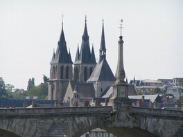 Blois : le pont Gabriel et l'église Saint Nicolas