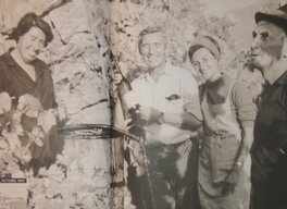 Hergé et Fanny en pleines vendanges durant les vacances évoquées , en 1967 ! source Ph.Goddin , Lignes de vie, Moulinsart, 2007