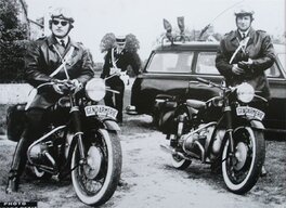 Motos BMW et Peugeot 403 break réunis