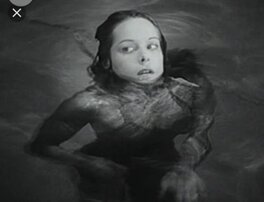 Jâne Randolf dans la scène de la piscine de la Féline Jâne Randolf dans la scène de la piscine de la Féline