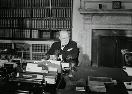 Churchill devant la cheminée de la cabinet room Churchill devant la cheminée de la cabinet room