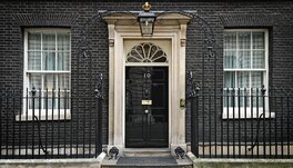 Où l'on reconnaît bien le haut de la porte du 10 downing street Où l'on reconnaît bien le haut de la porte du 10 downing street