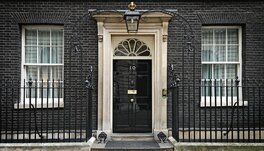 Où l'on reconnaît bien le haut de la porte du 10 downing street