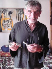 Edmond Baudoin  avec les 2 objets de sa mère