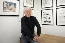 Hermann devant la planche à l'exposition Galerie Daniel Maghen © Romuald Meigneux