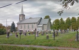 … puis, en faisant le tour, on arrive à l’église et son cimetière tels qu’on les voit sur la couverture (© Google Maps / Street View).