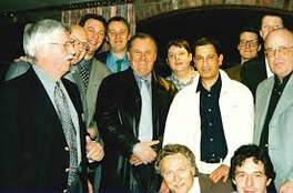 Sur cette photo, vous reconnaîtrez Raoul, Laudec, Renaud, Tibet, Van Brussel et les organisateurs de l'événement, entourant Uderzo Sur cette photo, vous reconnaîtrez Raoul, Laudec, Renaud, Tibet, Van Brussel et les organisateurs de l'événement, entourant Uderzo