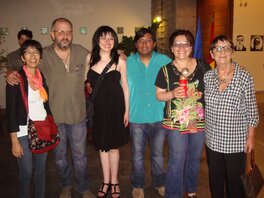 Frank Arbelo avec lunettes au centre, à côté de Susana Villegas