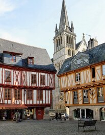 La cathédrale Saint-Pierre de Vannes dans son environnement actuel La cathédrale Saint-Pierre de Vannes dans son environnement actuel