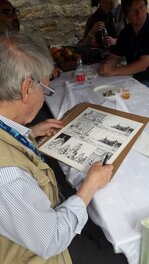 Hermann signant la planche Hermann signant la planche