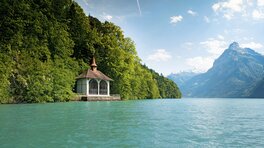 Chapelle de Tell, sur le site historique de la Tellsplatte,où,selon la légende,Guillaume Tell aurait sauté du bateau du bailli Gessler pour lui échapper, elle a été construite en 1879 Chapelle de Tell, sur le site historique de la Tellsplatte,où,selon la légende,Guillaume Tell aurait sauté du bateau du bailli Gessler pour lui échapper, elle a été construite en 1879