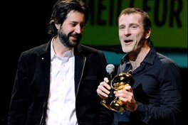 Abel Lanzac et Christophe Blain, après avoir reçu leur prix pour Quai d'Orsay. (photo Jean-Pierre Muller AFP)