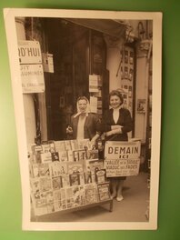 unknown - Devanture d'une librairie, Puy-de-Dôme, septembre 1958. - Œuvre originale