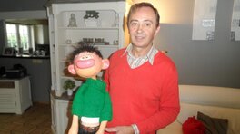 La poupée du ventriloque, dans les bras de son fils. La poupée du ventriloque, dans les bras de son fils.