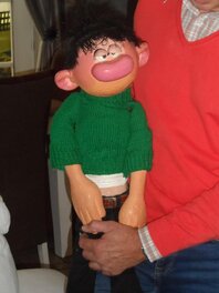La poupée du ventriloque, dans les bras de son fils. La poupée du ventriloque, dans les bras de son fils.