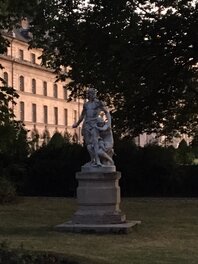 La Défense du Foyer d’Emile Boisseau situé dans le square des Invalides (1887) – photo prise le lendemain de ma conquête en faisant un rapide repérage à la Jacques Tardi afin de m’imprégner des lieux La Défense du Foyer d’Emile Boisseau situé dans le square des Invalides (1887) – photo prise le lendemain de ma conquête en faisant un rapide repérage à la Jacques Tardi afin de m’imprégner des lieux