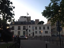 Intersection rue de Grenelle et boulevard des Invalides à proximité de Varenne et du square des Invalides – photo prise avec un œil moins avisé, mais avec un appareil plus moderne :) Intersection rue de Grenelle et boulevard des Invalides à proximité de Varenne et du square des Invalides – photo prise avec un œil moins avisé, mais avec un appareil plus moderne :)