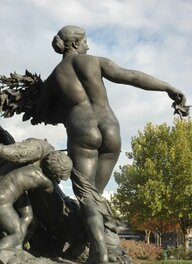 La Paix à l’arrière du Triomphe de la République de Jules Dalou située place de la Nation (1899) - © Les statues de rue de Paris, un site très intéressant pour qui aime les statues… et Paris ! La Paix à l’arrière du Triomphe de la République de Jules Dalou située place de la Nation (1899) - © Les statues de rue de Paris, un site très intéressant pour qui aime les statues… et Paris !