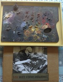 Le Maître Pierre Mouchot alias CHOTT en Pleine Restauration d'une Toile avec sa Palette de Peintures et Encrier , Une Photo Originale , et La Plaque de La S.E.R ( SOCIÉTÉ D'ÉDITIONS RHODANIENNES ) .