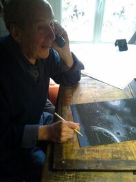 Jean Claude Mézières, en son atelier, appelé au téléphone alors qu'il me dédicace l'original Jean Claude Mézières, en son atelier, appelé au téléphone alors qu'il me dédicace l'original