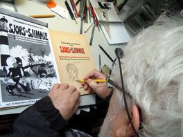 Jan Kruis tekent Sjimmie in boek (Foto: Robin Schouten, 2013)