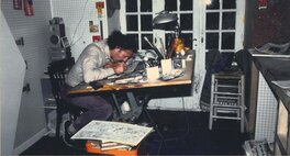 Gir à l'encrage de la planche 31 de la Tribu Fantôme. Photo prise par Patrice Pélerin en 1980 du Maitre travaillant dans son atelier de Moulin Vignau à Castet .....