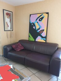 Et finalement il trouve sa place à la maison à l'unanimité familiale, juste à côté d'Audrey... Et finalement il trouve sa place à la maison à l'unanimité familiale, juste à côté d'Audrey...