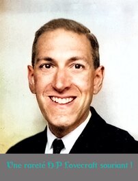 Une rareté ! Lovecraft souriant. Une rareté ! Lovecraft souriant.