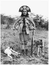 Il capitão Corisco nel 1936, con il caratteristico cappello ornato di ninnoli dei cangaceiros brasiliani. Il capitão Corisco nel 1936, con il caratteristico cappello ornato di ninnoli dei cangaceiros brasiliani.