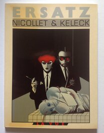 La Couverture du Art Book ERSATZ avec l'habituel défaut du pelliculage qui jauni avec le temps ( c'est inévitable sur ce titre ). La Couverture du Art Book ERSATZ avec l'habituel défaut du pelliculage qui jauni avec le temps ( c'est inévitable sur ce titre ).