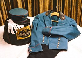 Tenue du ghroom de l'Hôtel Adlon Tenue du ghroom de l'Hôtel Adlon