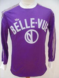 Le maillot du RSCA en 1977 et nous constatons le mélange du dessinateur, dans sa composition, concernant le logo du sponsor entre maillot longue et courte manche.