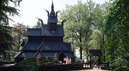 Reconstruction récente d'une église en "bois debout" du 12ème siècle à Bergen-Fantoft