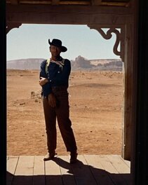 Un des cadres mythiques de John Ford dans "The surchers" avec John Wayne Un des cadres mythiques de John Ford dans "The surchers" avec John Wayne