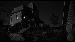 Je ne sais pas si le clin d’œil de la silhouette de femme à la fenêtre est volontaire, mais ça ne fait jamais de mal de se référer au maître du suspense… [Psychose d’Alfred Hitchcock – 1959].