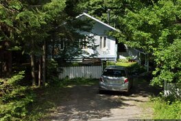 Et après avoir bien galéré avec Google Street View, voici la maison que j’ai réussi à dénicher au 22 chemin des… Et après avoir bien galéré avec Google Street View, voici la maison que j’ai réussi à dénicher au 22 chemin des…