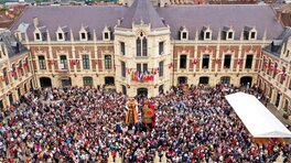 Avant le défilé, les Géants sont présentés dans la cour de la mairie. Avant le défilé, les Géants sont présentés dans la cour de la mairie.