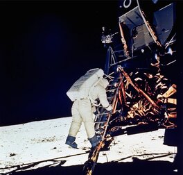 Photographie mission Apollo XI sur la Lune, 1969 détail 2 Photographie mission Apollo XI sur la Lune, 1969 détail 2