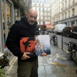 Mark Eacersall avec 2 de ses BD le 19 décembre 2024 Mark Eacersall avec 2 de ses BD le 19 décembre 2024