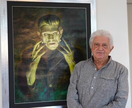 Sanjulian avec son œuvre exposée à Sitges en 2018