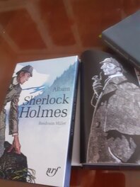 Le Dessin de Nicollet de SH est également Reproduit dans le Petit Coffret Collector " Sherlock Holmes " de La Pleiade en 2025 . Le Dessin de Nicollet de SH est également Reproduit dans le Petit Coffret Collector " Sherlock Holmes " de La Pleiade en 2025 .