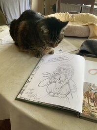 Belle admire la dédicace où Michel Weyland l'a dessinée. Miaou ! Que c'est bien fait. Merci merci merci. Belle admire la dédicace où Michel Weyland l'a dessinée. Miaou ! Que c'est bien fait. Merci merci merci.