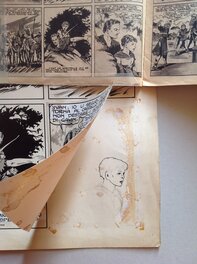 Detail de la Case du Bas qui se soulève et qui Laisse apparaître un petit crayonné ... un peu encré par Charlas Detail de la Case du Bas qui se soulève et qui Laisse apparaître un petit crayonné ... un peu encré par Charlas