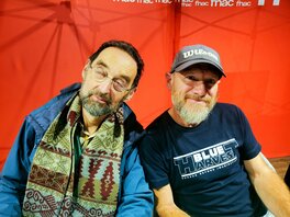 Photo de Mr Yann et Mr Vignaux avec Mr Yann qui fait le pitre Photo de Mr Yann et Mr Vignaux avec Mr Yann qui fait le pitre