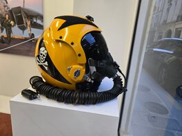 Casque authentique d'un pilote du F14 dans les années 70-80. Casque authentique d'un pilote du F14 dans les années 70-80.