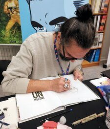 Matteo Cremona en dédicace à ValEnBulles 2025.