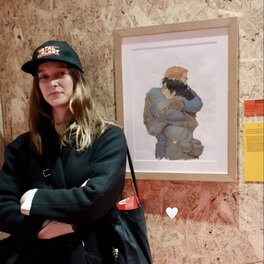 Masha Moran devant son œuvre au musée de la BD d’Angoulême Masha Moran devant son œuvre au musée de la BD d’Angoulême