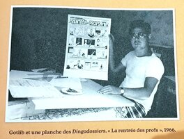 Planche dans les main du maître à sa table à dessin Planche dans les main du maître à sa table à dessin